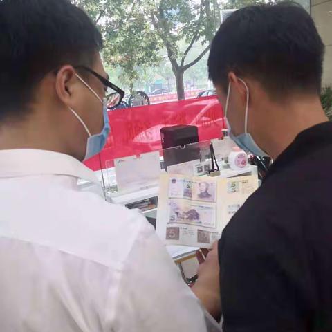 沙河支行开展反假币宣传活动
