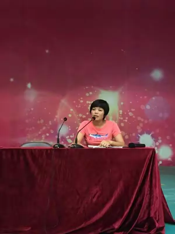 彭冬梅组长向全年级的家长介绍了年级的组成和年级上的公约，希望家长们和孩子一起遵守，培养孩子们好的