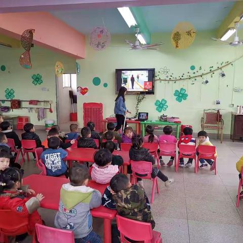 下房幼儿园进行交通安全宣传