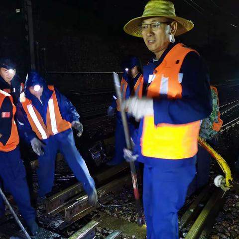 党员作先锋，雨夜保安全