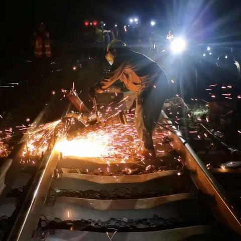 午夜中点亮“四保”目标的烟火