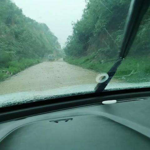 下雨不知道往家跑的“傻小子”