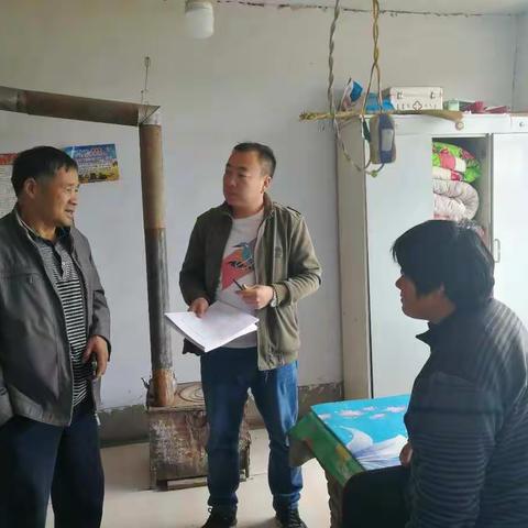 前半台村第一书记驻村工作队，村两委全体成员，入户填写房屋鉴定报告表，调查贫困户劳动力就业培训等情况