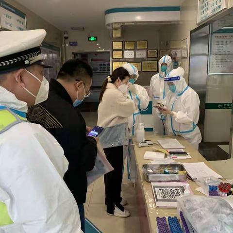 突发！管控区孕妇突感不适 金台交警火速护送就医