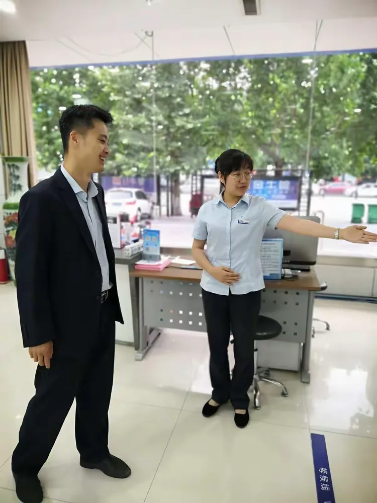 经过交流，大堂经理发现客户打印流水是要办理他行贷款，用于装修新房，便向客户介绍了我行装修分期业务。