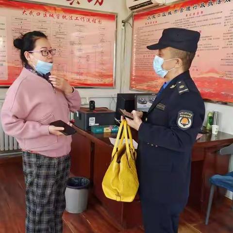 市民捡提包交城管 队员辗转寻失主归还