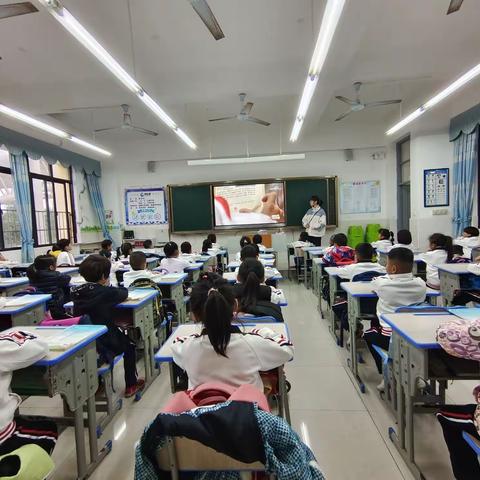 海口市港湾小学组织学生观看“新时代好少年”先进事迹