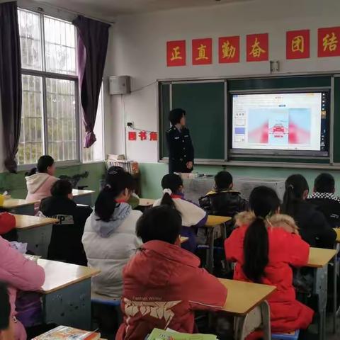 做知法、懂法、用法好少年——泉江堰小学开展法治进课堂活动