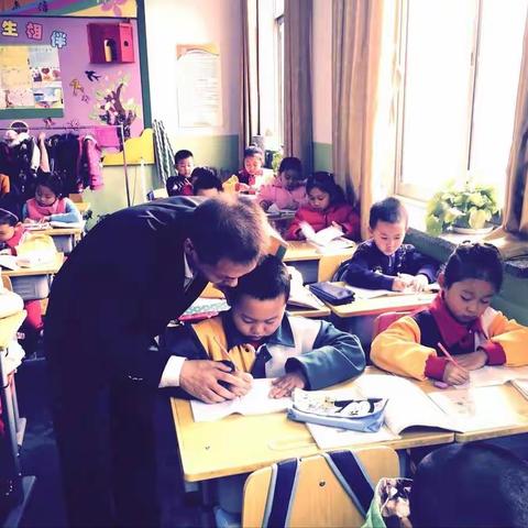 2班孩子们稚嫩的手，用心书写