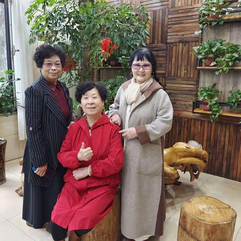 工 友 聚 会 格 外 亲