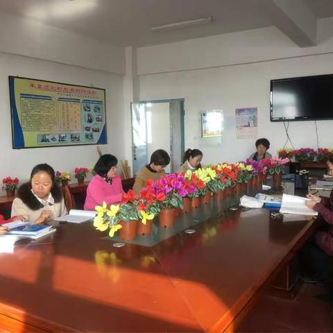 2017年10月12日政治组认真召开教研例会