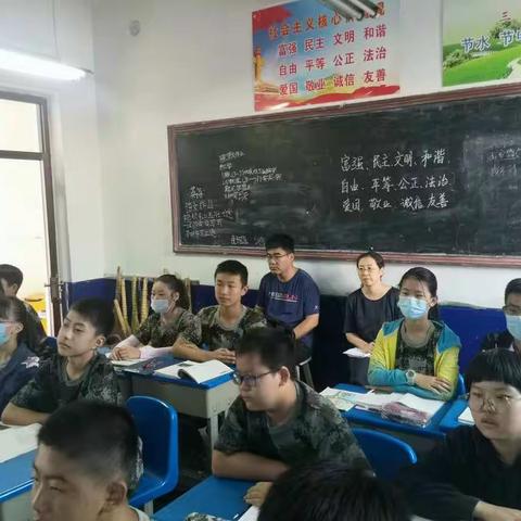 齐心协力共交流，听课评课促发展