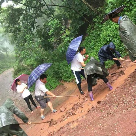 大雨天，界岭村村书记带领老百姓做了这样一件事情