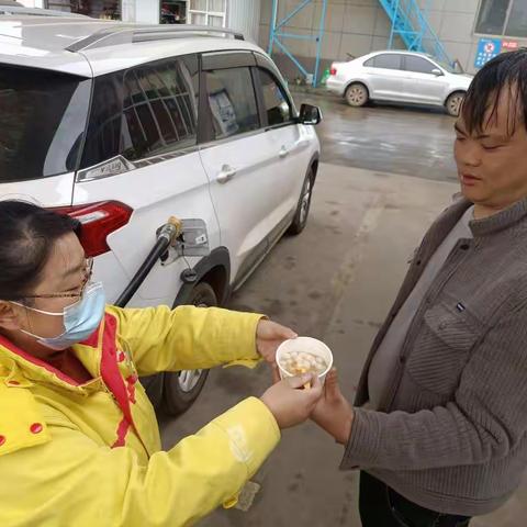 顺风加油站元宵送汤圆温暖司机奔波路