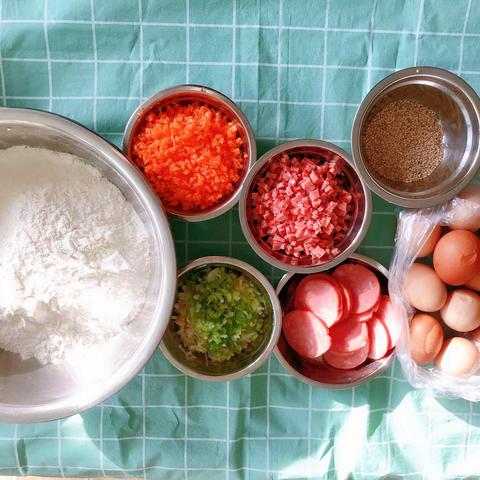 幸福始于美食却不止美食，今天大一班的小朋友们在老师的帮助下制作了美味的鸡蛋饼。