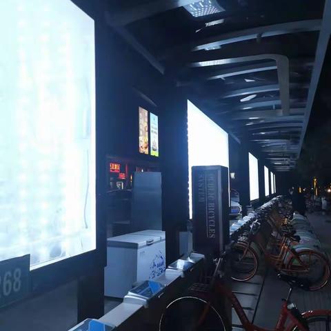 【临潼住建】夜查灯箱线路改造后站点用电安全
