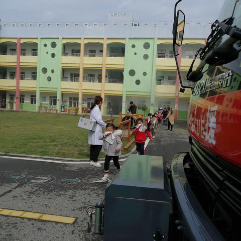 安全无小事，防患于未“燃”——红莲湖中心幼儿园消防演练活动