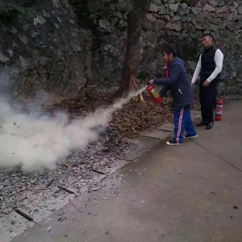 防火演练，筑牢安全防线——青山镇中心小学消防安全演练