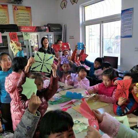 《窗花对联等小制作》新生路小学帮扶社区开展未成年人活动