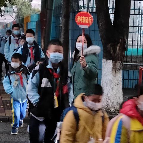 那一抹红真耀眼——鼎湖逸夫小学家长志愿“护航队”化身“交通管理员”