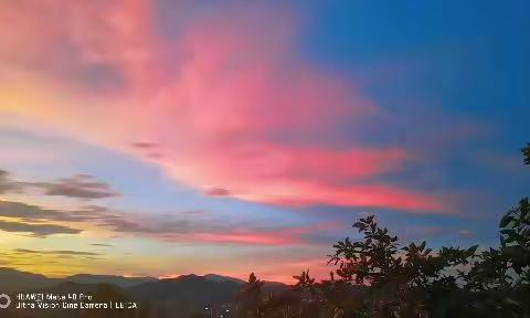 小城临安的彩色天空