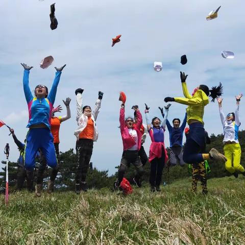 山花烂漫童公尖  牛群汇聚牛粪尖