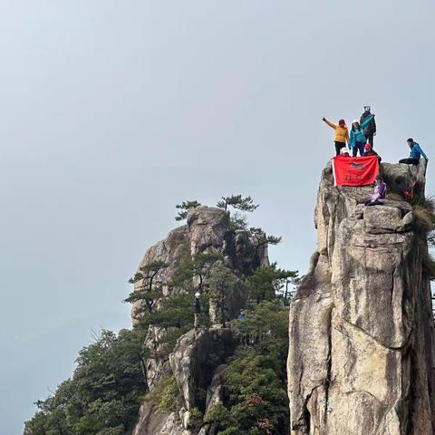 最爱攀登家朋顶 险峰如画收眼底