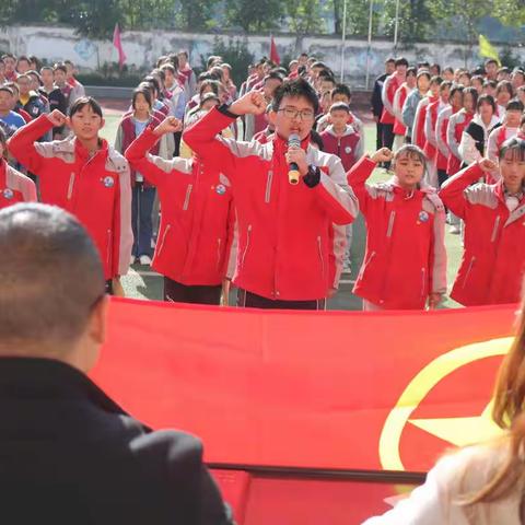 秭归县两河口镇一支笔初级中学2021年秋入团仪式暨2021年度少先队员二星章获得者颁章典礼