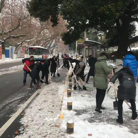 后勤人员齐上阵 铲雪除冰传温情