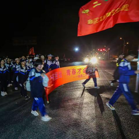 宁夏固原二中、弘文中学师生20多年徒步百里祭英烈