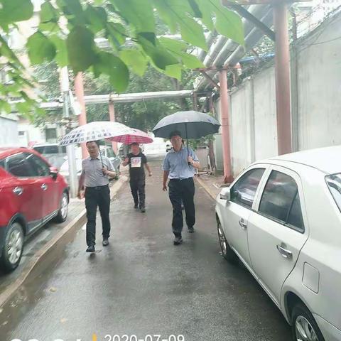 建新街道雨中巡查辖区重点路段及楼院！