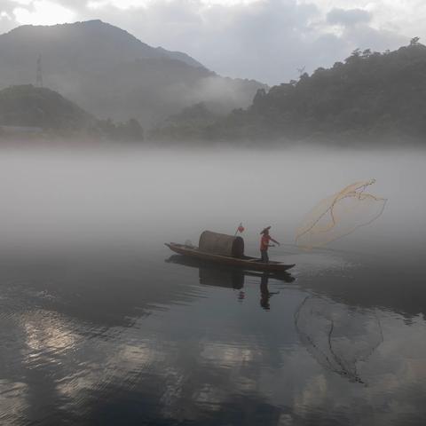 云雾缭绕，如梦如幻