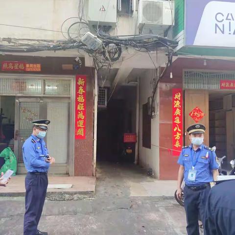 红旗街社区联合包点单位区委办、河西派出所、市容队工作人员开展消防安全大整治