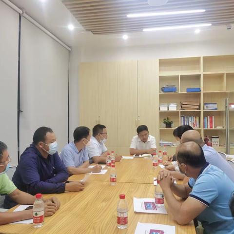 天涯区政府副区长麦永学到红旗街社区部署区域性全员核酸工作会