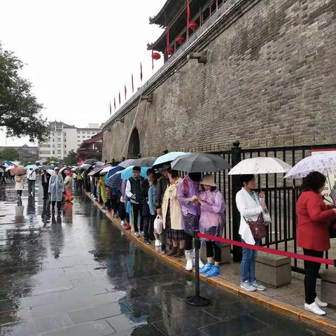 国庆假期第三天，保洁员风雨无阻，继续加强核心区域钟鼓楼周边保洁力度