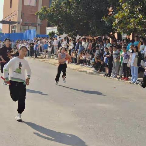 焦作市第九中学系列活动之五十米迎面接力赛