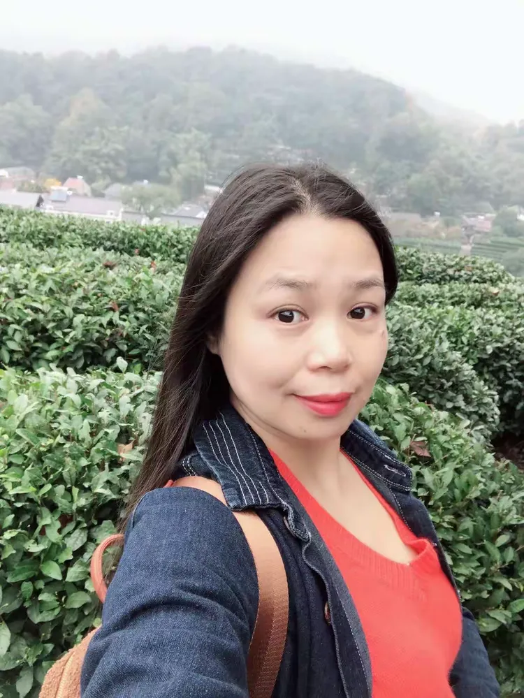 近800亩的高山茶园随地势起伏蔓延如同一颗镶嵌在西子湖畔的翡翠宝石
