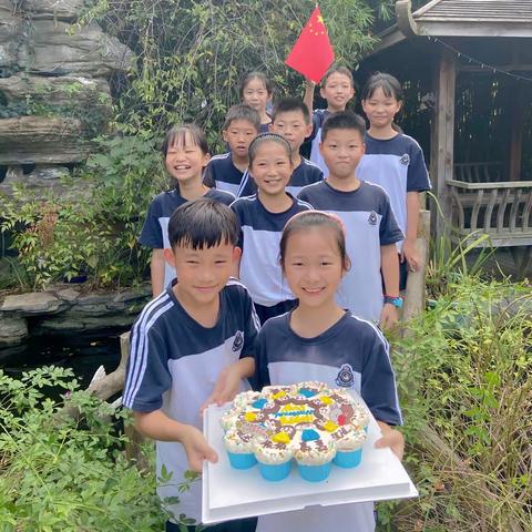 十一假日小队（人民小学401班）初尝“太阳饺”与“红串串”自己动手、美味十足！