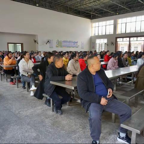 双泉初级中学召开防性侵家长会