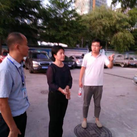 区委常委宣传部长吴小琳到场站社区调研教师村改造项目