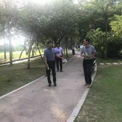 区委常委林明宁对场站社区三亚湾段卫生进行检查