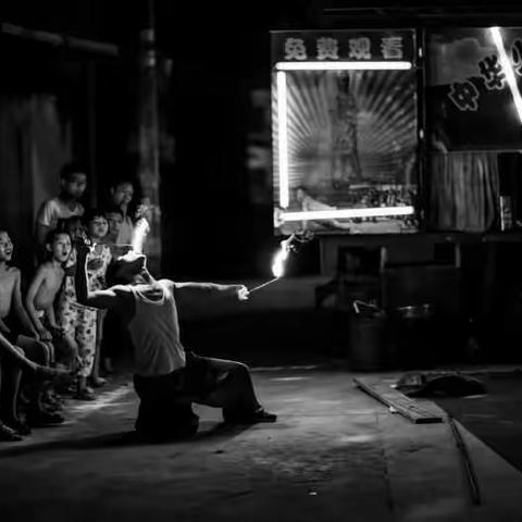 现代江湖卖艺人，一辆大蓬车，就是他们的工作和生活，游走在城市的边缘和农村，靠着技艺和近乎对身体的自虐