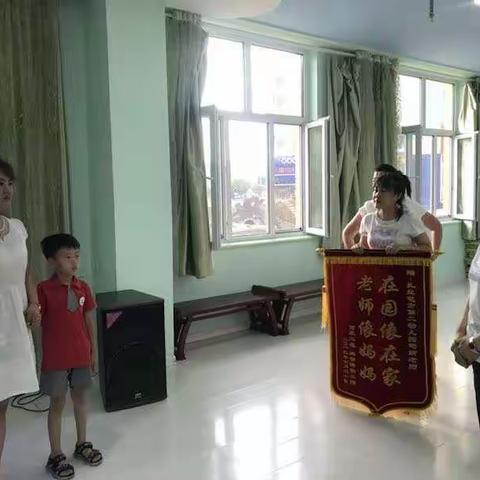 扎兰二幼家长送锦旗 爱意暖人心