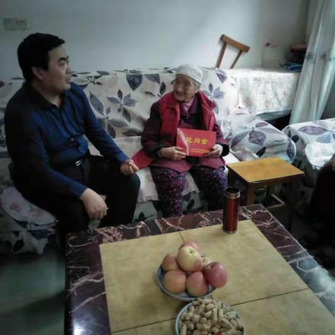 重阳节前夕 区委书记刘宝琳慰问五里铺村百岁老人