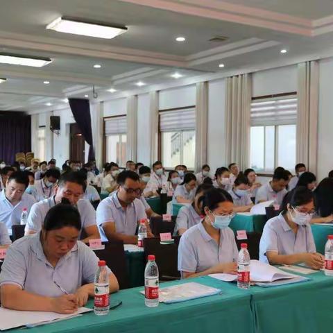 绿树阴浓夏日长     卫生保健学习忙