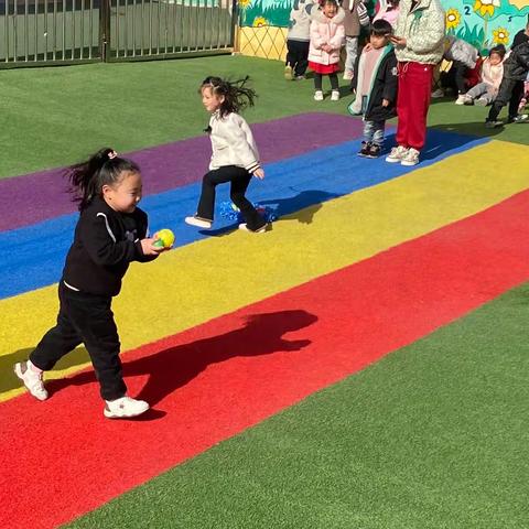 七色光幼儿园中一班体智能课《小蚂蚁运粮食》