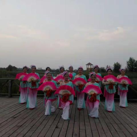 2017年8月17日 人工湖一隅《第七套秧歌》带妆室外排练