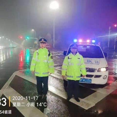 雨中的坚守——为了道路畅通