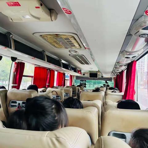 笑魇如花展风采，春风摇曳女神节——记宁都中学初中部“三八”出游掠影