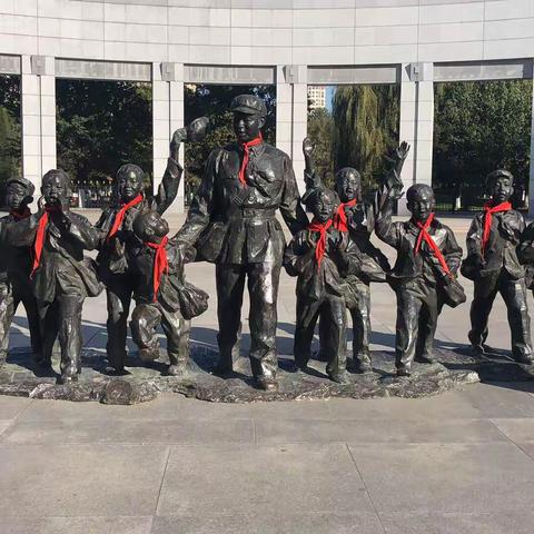 抚顺市市民权益保障服务中心全体干部职工到抚顺市雷锋纪念馆参观“不忘初心、牢记使命”主题教育展